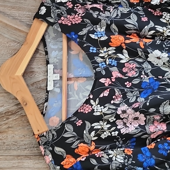 Chaus Ladies Floral Blouse - Picture 3 of 6